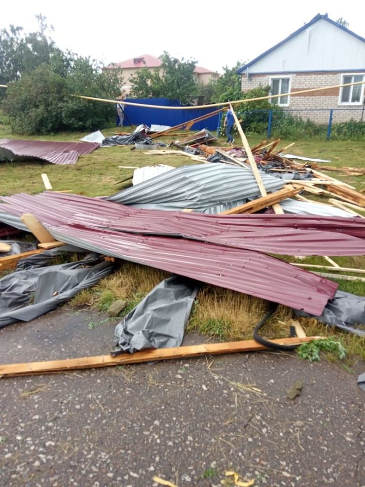 Ураганным ветром снесло крышу школы в селе Никольское