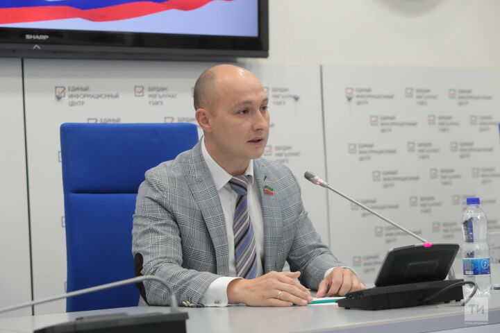 Эдуард Шарафиев заявил, что для депутатов нужно провести военно-полевые сборы