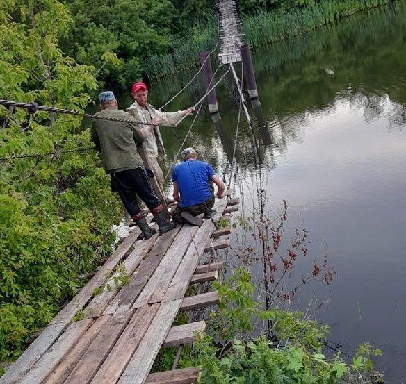 Антоновка халкы үз көчләре белән күперне тәртипкә китергәннәр