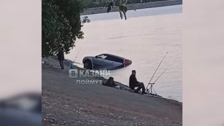 В Татарстане рыбак утопил собственный автомобиль