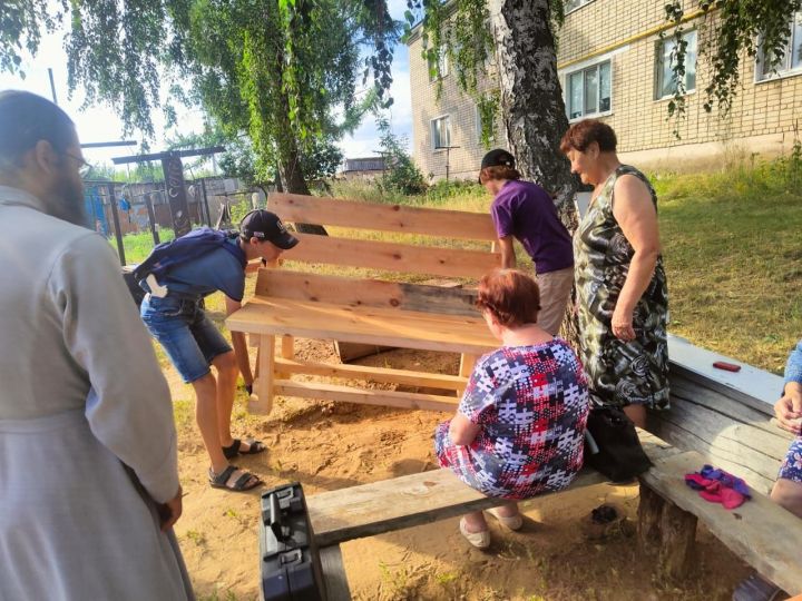 Воспитанники приходского столярного кружка Болгара продолжают благоустройство дворов