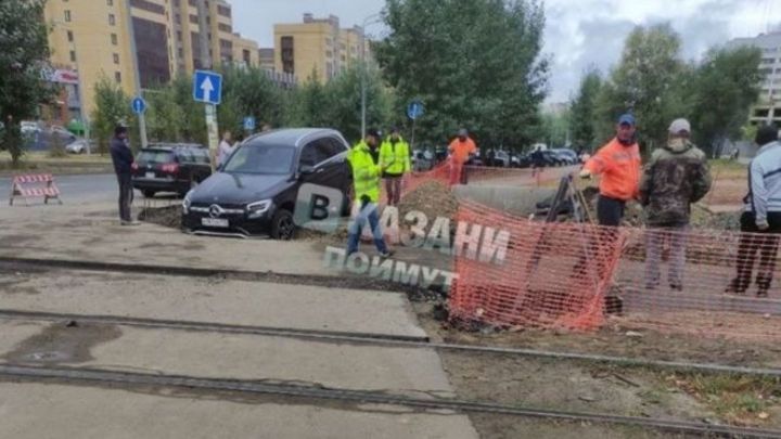 В Татарстане Mercedes провалился в траншею на тротуаре