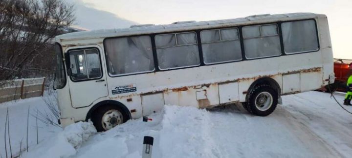 Автобус с пассажирами съехал в кювет на трассе в Татарстане