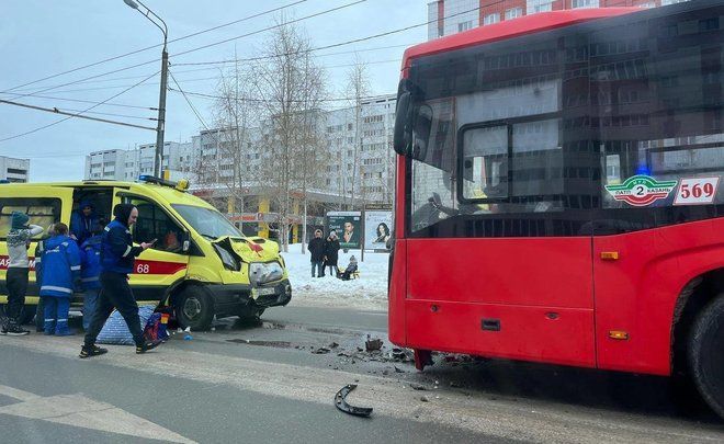 В Казани лоб в лоб столкнулись автобус и скорая помощь