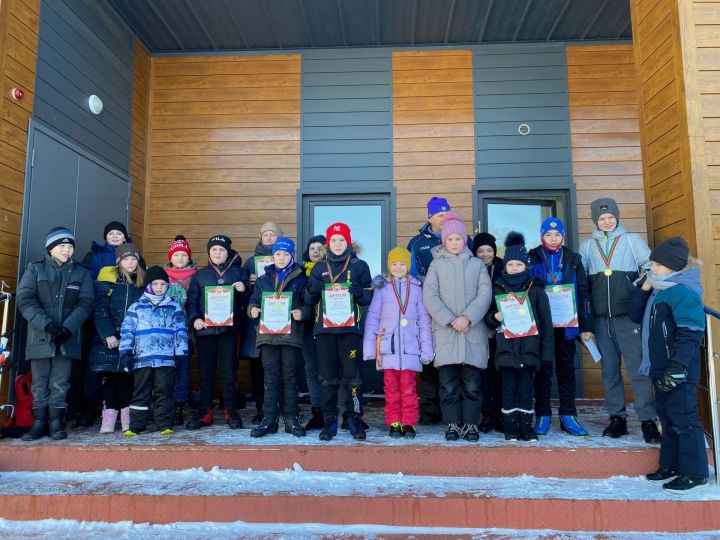 На лыжной базе спортшколы «Олимп» прошло соревнование по лыжным гонкам на призы Деда  Мороза