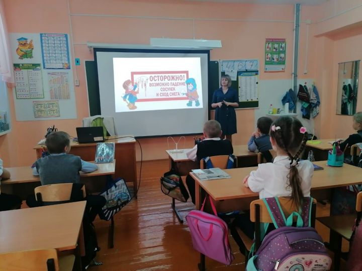 С учениками Полянской школы провели беседу «Осторожно! Сход снега и наледи с крыш!»