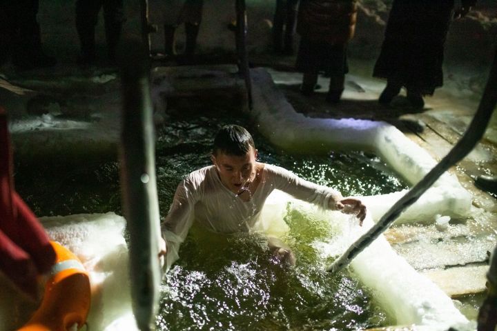 Православные спассцы бесстрашно окунулись в прорубь на Крещение
