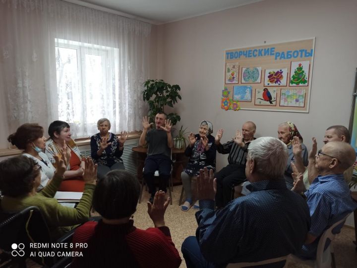 Жильцы Спасского дома-интерната занимаются нейробикой