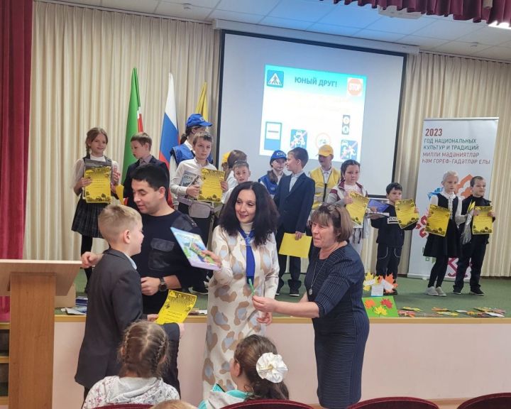 В школе №1 Болгара наградили победителей конкурса «Кленовый лист»