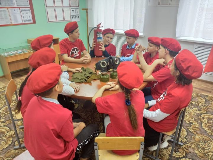 С юнармейцами провели классный час «Гражданская оборона – умей себя защитить»