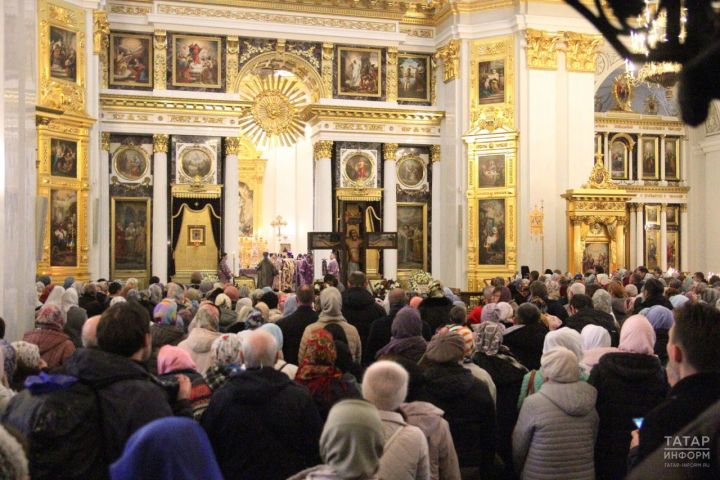 Сотни людей в Казани выстроились в очередь прикоснуться к Святыне