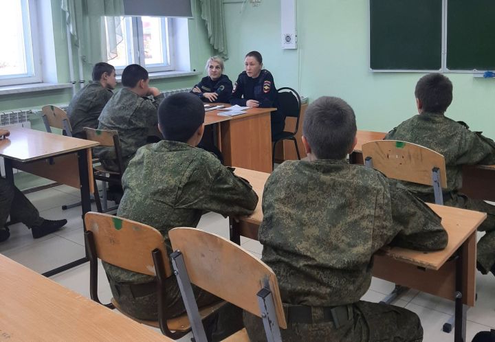 В Болгарской кадетской школе прошла профилактическая беседа с семиклассниками