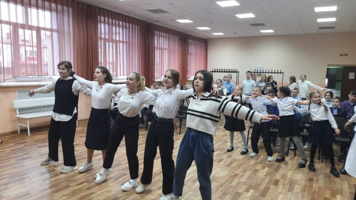 В первой и санаторной школах прошли посвящения ребят в активисты Движения Первых
