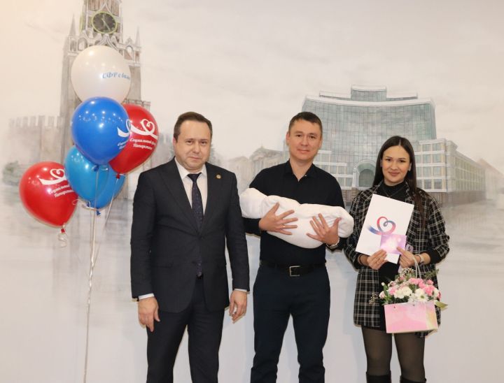 Әниләр көне алдыннан Социаль фондның Татарстан  бүлегендә Ана капиталына 400 меңенче сертификат рәсмиләштерелде