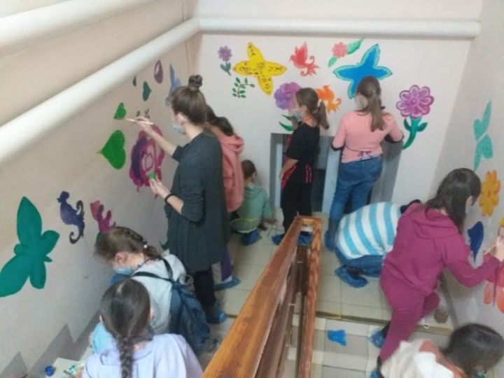 Волонтёры украсили стены в Спасском ДИПИ