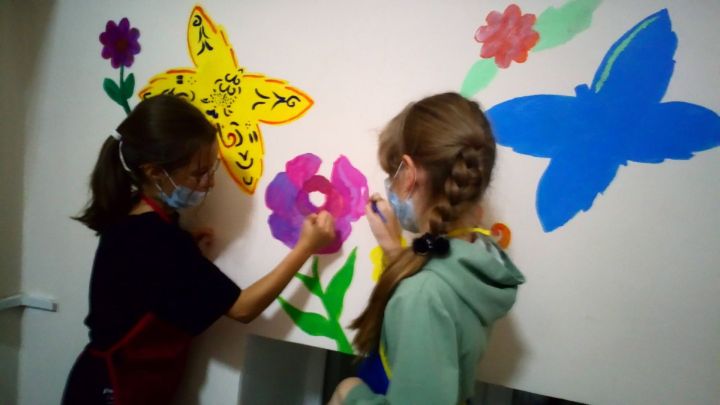 Волонтёры украсили стены в Спасском ДИПИ