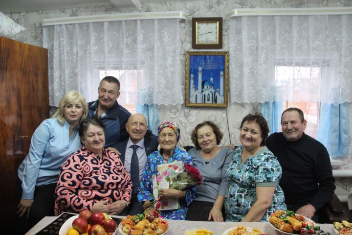 90-летний юбилей отметила жительница деревни Урняк (ФОТОРЕПОРТАЖ)