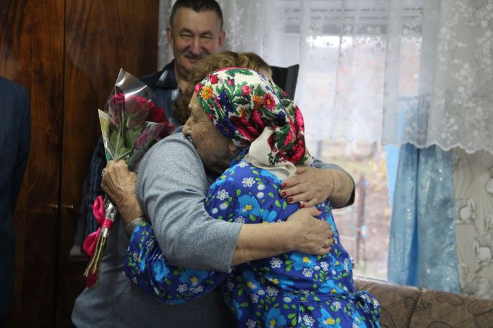 90-летний юбилей отметила жительница деревни Урняк (ФОТОРЕПОРТАЖ)