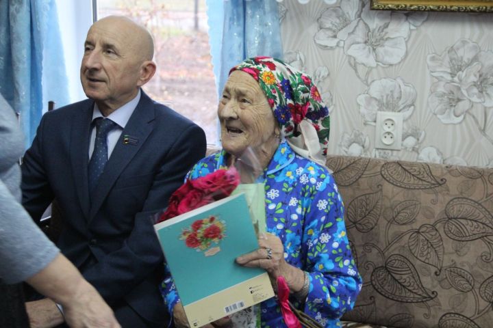 90-летний юбилей отметила жительница деревни Урняк (ФОТОРЕПОРТАЖ)