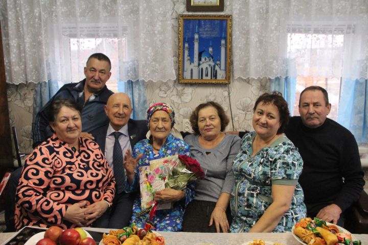 90-летний юбилей отметила жительница деревни Урняк (ФОТОРЕПОРТАЖ)