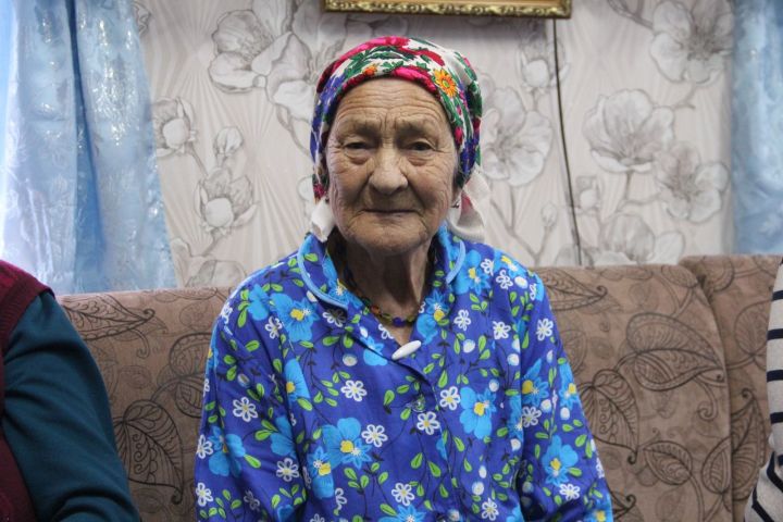 90-летний юбилей отметила жительница деревни Урняк (ФОТОРЕПОРТАЖ)