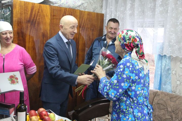 90-летний юбилей отметила жительница деревни Урняк (ФОТОРЕПОРТАЖ)