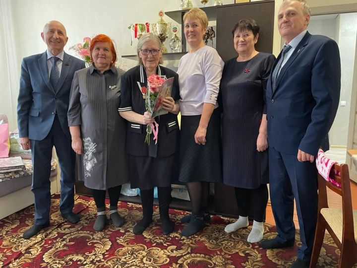 Ветерана педагогического труда Нину Ивановну Борюшкину поздравили с 90-летием