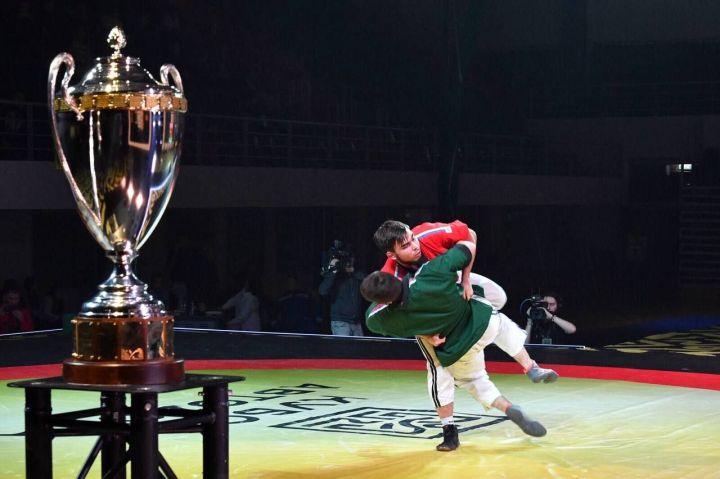 Рустам Минниханов посетил соревнования по борьбе за Кубок Госкомпании «Автодор»