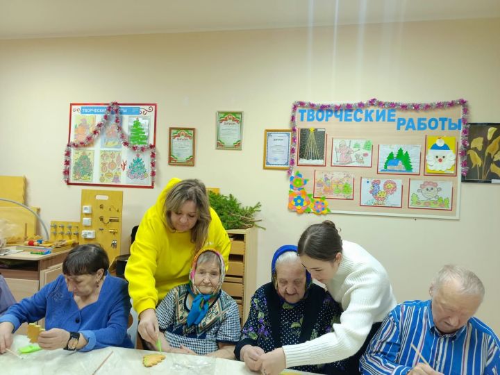 Подопечные Спасского дома-интерната учились расписывать пряники