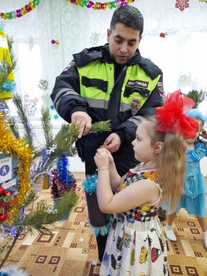 В детском саду «Колосок» прошло занятие «Ёлку нарядили - дорожные знаки повторили»