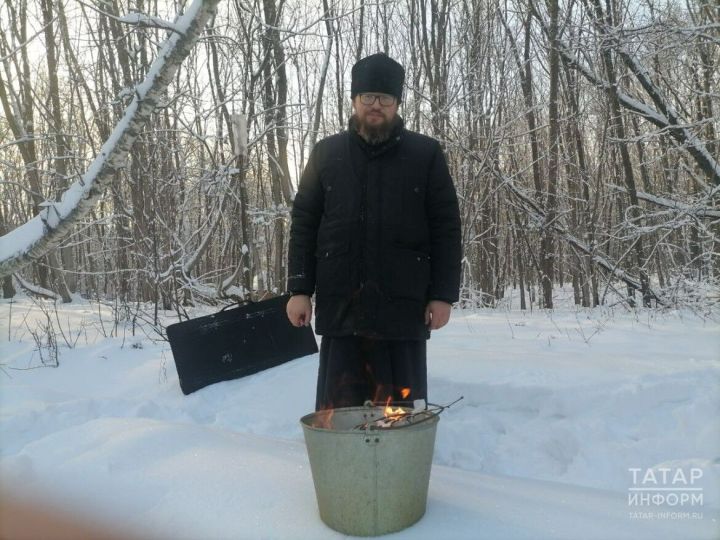 Иерей Казанской епархии срезал и сжёг языческие ленточки