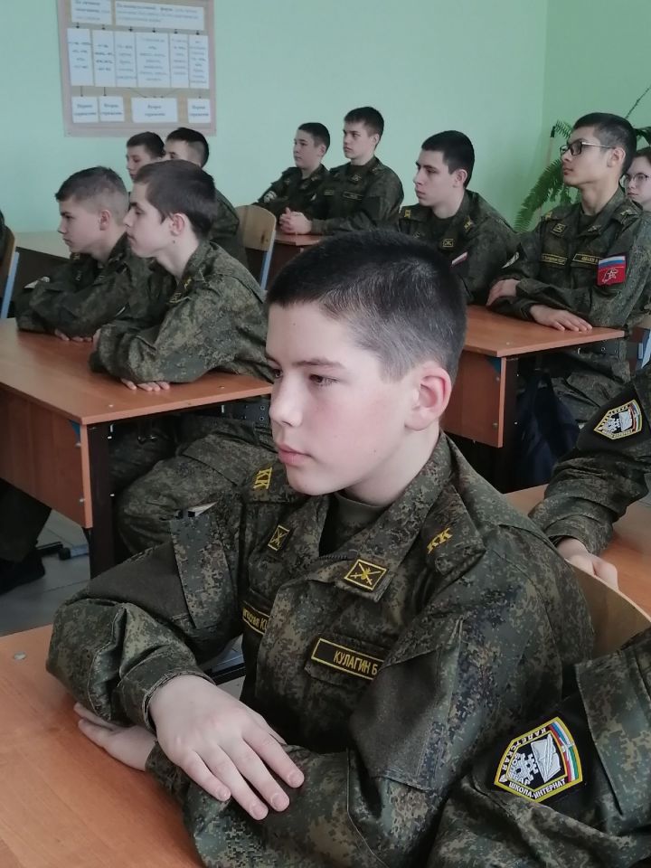 Для кадетов Болгара провели онлайн встречу с представителем Михайловской военной артиллерийской академии
