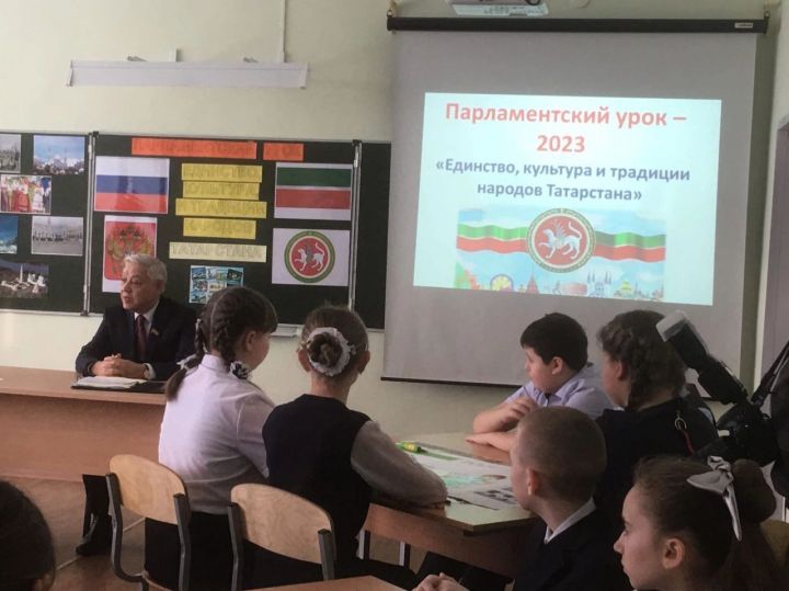 Председатель Госсовета РТ посетил первую школу Болгара