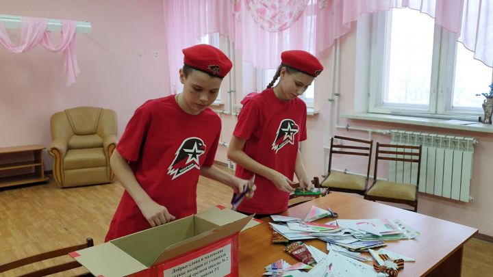 Юнармейцы Болгарской средней школы №2 собрали посылку для мобилизованных