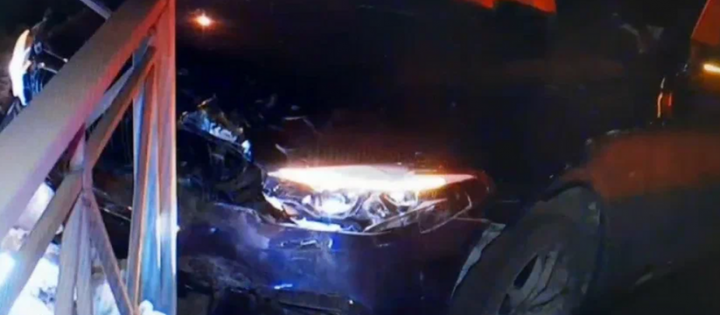 Водитель BMW пострадал, проехав на красный свет и сбив ограждение в центре Казани