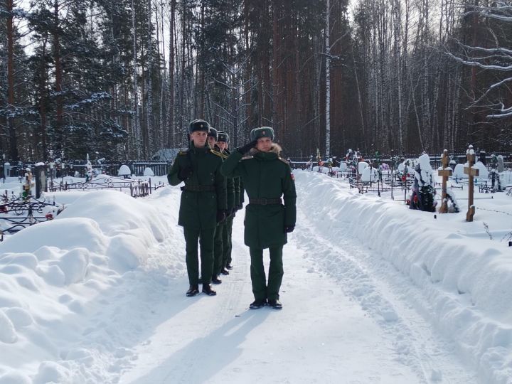 Болгарда Украинада һәлак булган хәрбине соңгы юлга озаттылар