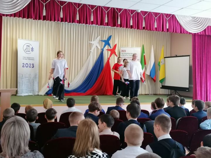 В Болгарской средней школе №1 прошёл праздничный концерт
