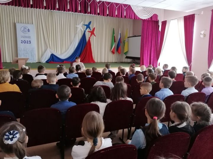В Болгарской средней школе №1 прошёл праздничный концерт