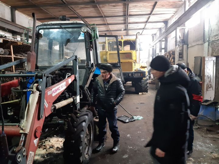 В Спасском районе прошла проверка хода ремонта  и подготовки техники  к весенне-полевым работам