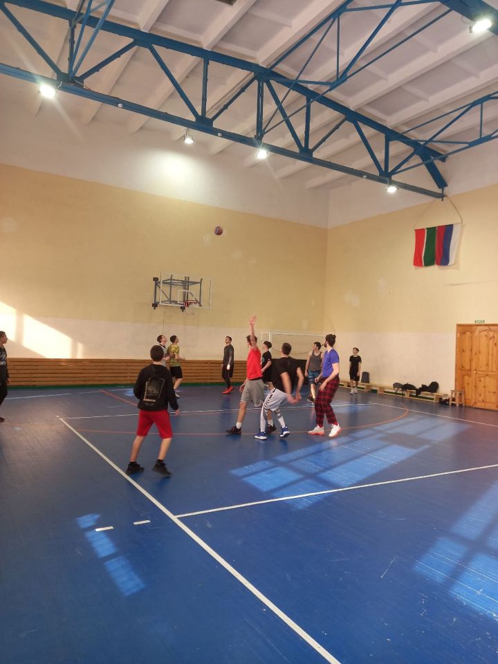 В центральном спортзале Болгара прошла дружеская встреча между выпускниками и воспитанниками секции баскетбола