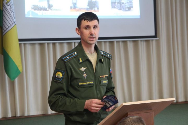 Спасские школьники познакомились с военными профессиями