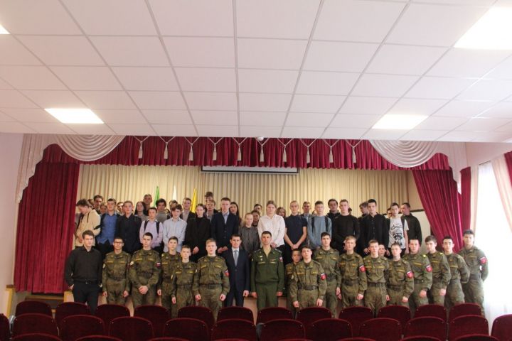 Спасские школьники познакомились с военными профессиями