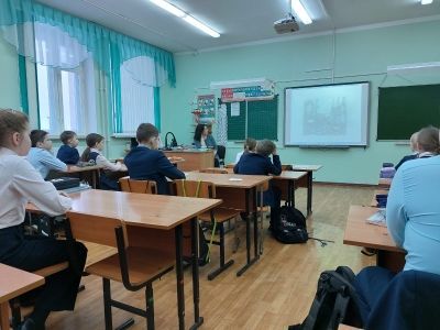 В городской детской библиотеке школьникам рассказали о детях- героях ВОВ