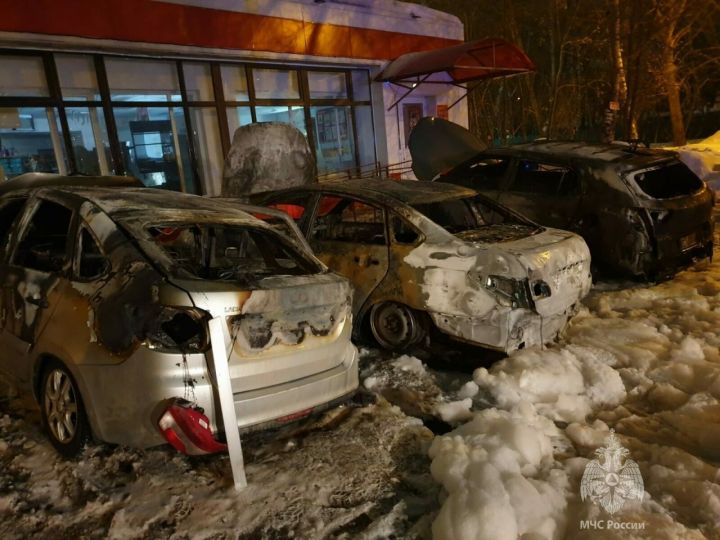В Казани подожгли несколько автомобилей