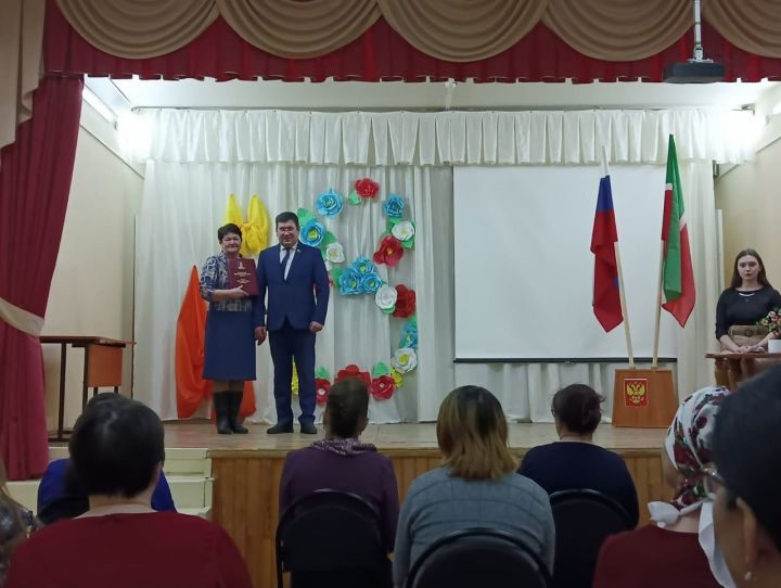 Педагог Иске-Рязяпской школы награждена Почётной грамотой главы Спасского района