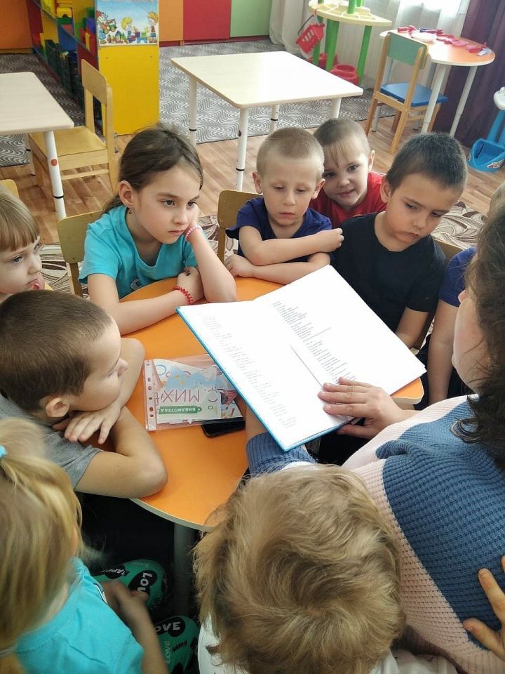 Для воспитанников детского сада «Три Озера» провели громкие чтения «Поэт из страны Детства»