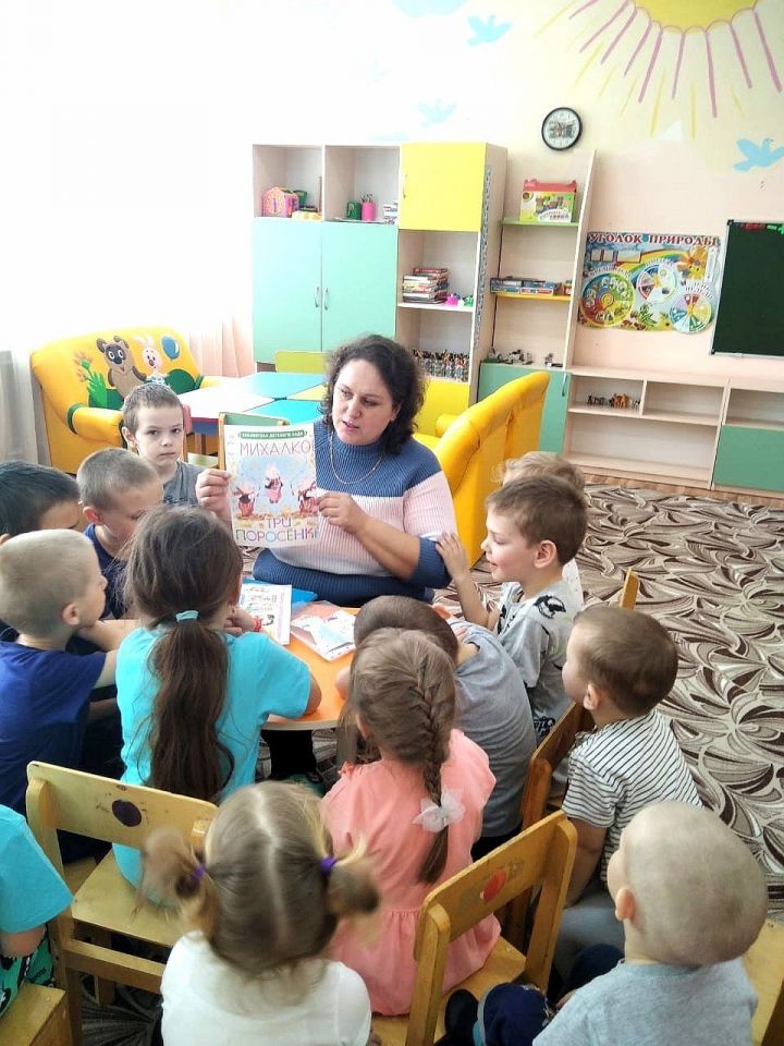 Для воспитанников детского сада «Три Озера» провели громкие чтения «Поэт из страны Детства»
