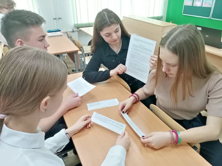 В Болгарской средней школе №1 были проведены классные часы «Финансовая безопасность личности в сети Интернет»