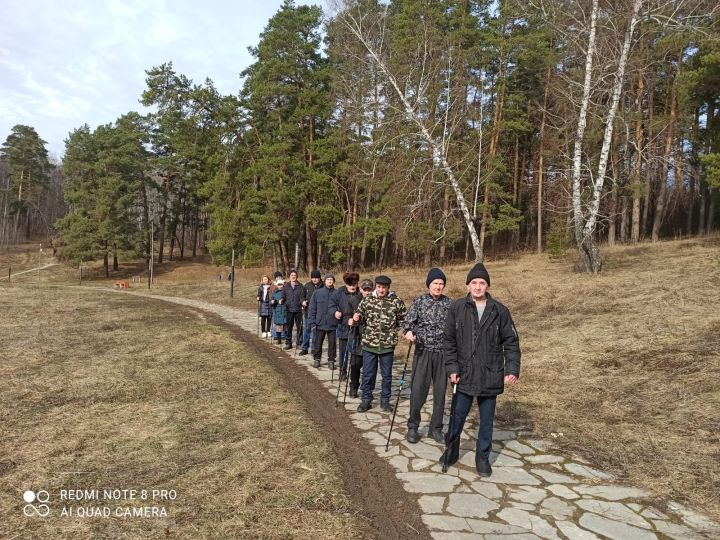 Подопечные Спасского дома-интерната занимаются скандинавской ходьбой