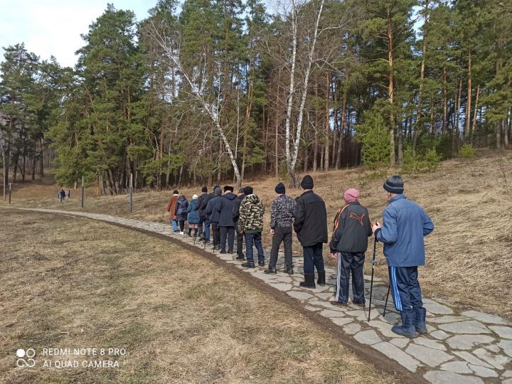 Подопечные Спасского дома-интерната занимаются скандинавской ходьбой